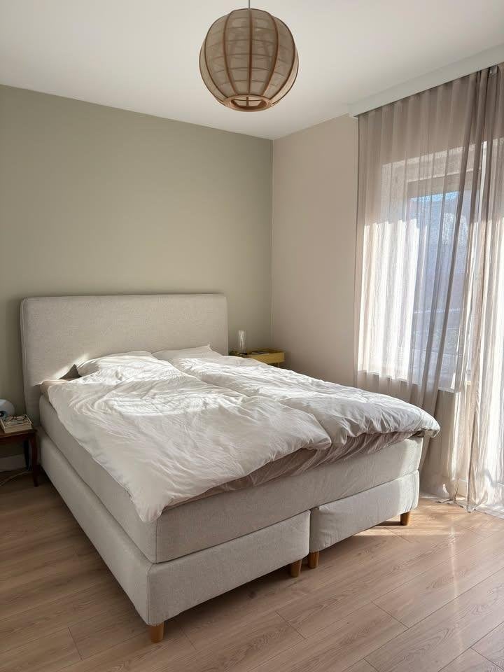 Lit Ikea sommier tapissier 160 cm, Maison & Meubles, Chambre à coucher | Lits, Comme neuf, Queen size, 160 cm, 200 cm, Bois, Gris