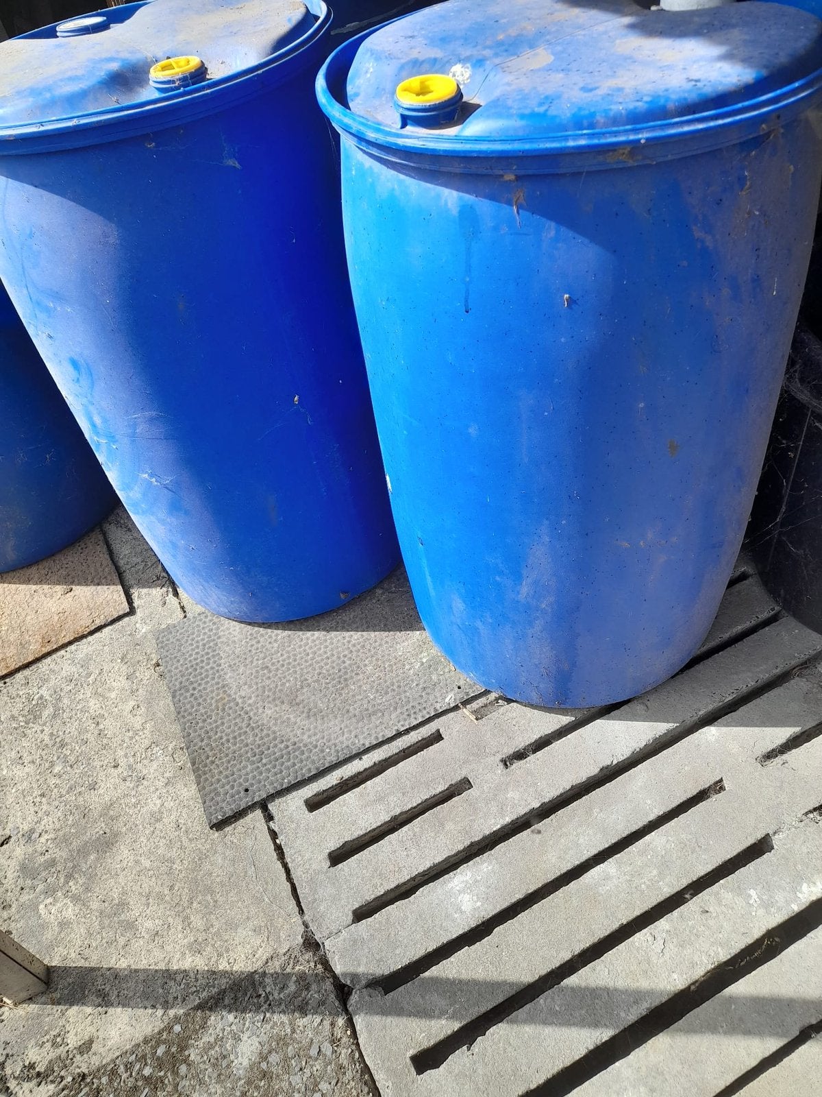 200 liter vaten met aftapkraantje, Ophalen, Kunststof, Gebruikt, Met kraantje