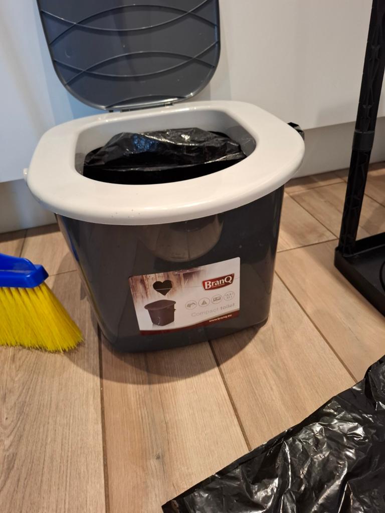 Kampeer toilet, Ophalen