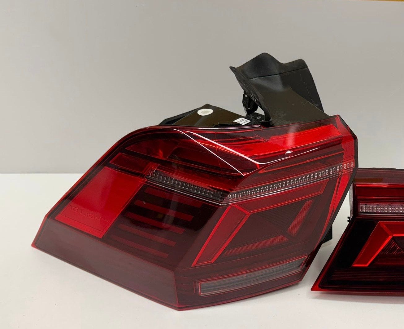 VOLKSWAGEN TIGUAN FACELIFT IQ-LIGHT FEU ARRI RE GAUCHE 5NA94, Autos : Pièces & Accessoires, Info@fabrikant.eu, Fabrikant BV, Utilisé