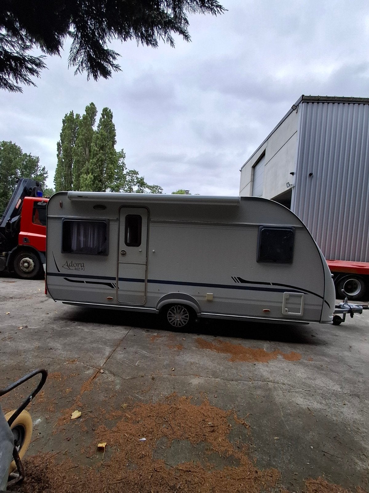 Adria adora 462 pu, Caravanes & Camping, Caravanes, Particulier, Adria, Banquette en rond, Auvent