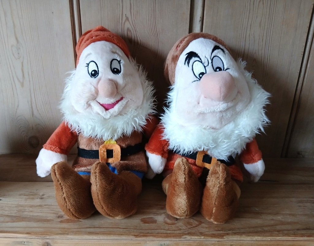 2 peluches Joyeux et Grincheux - Disney Nicotoy, Enlèvement, Blanche-Neige ou Belle au Bois Dormant, Utilisé, Peluche