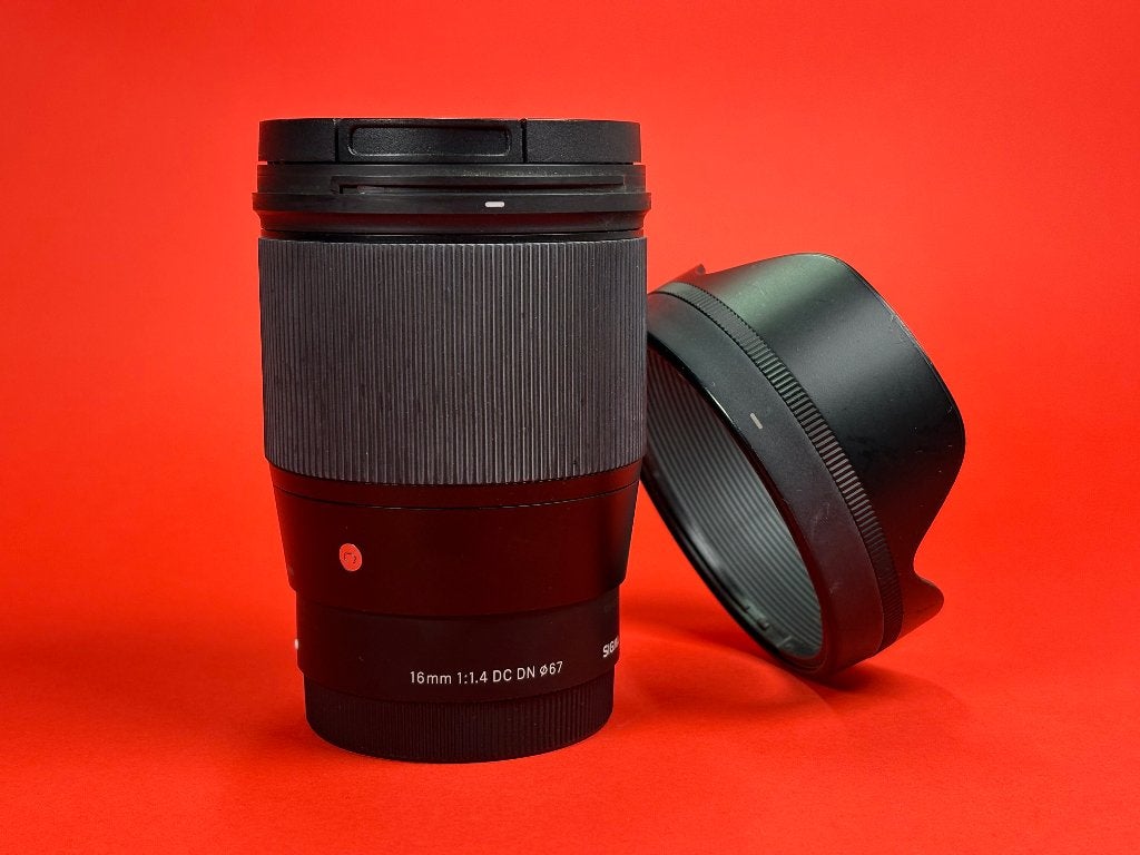 Sigma 16mm f/1.4 DC DN Contemporary - Sony E, TV, Hi-fi & Vidéo, Sigma, Enlèvement ou Envoi, Monture Sony E, Comme neuf