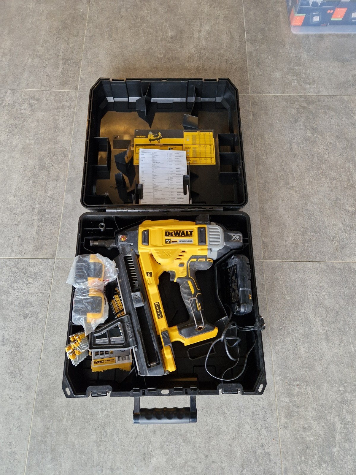 Dewalt DCN890P2 betontacker, Enlèvement, Comme neuf