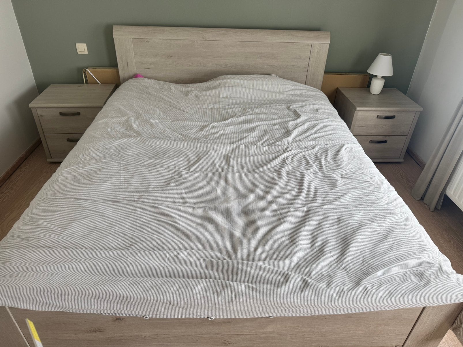 Stevig bed en 2 nachtkastje. Bed 160x200, Ophalen, Zo goed als nieuw