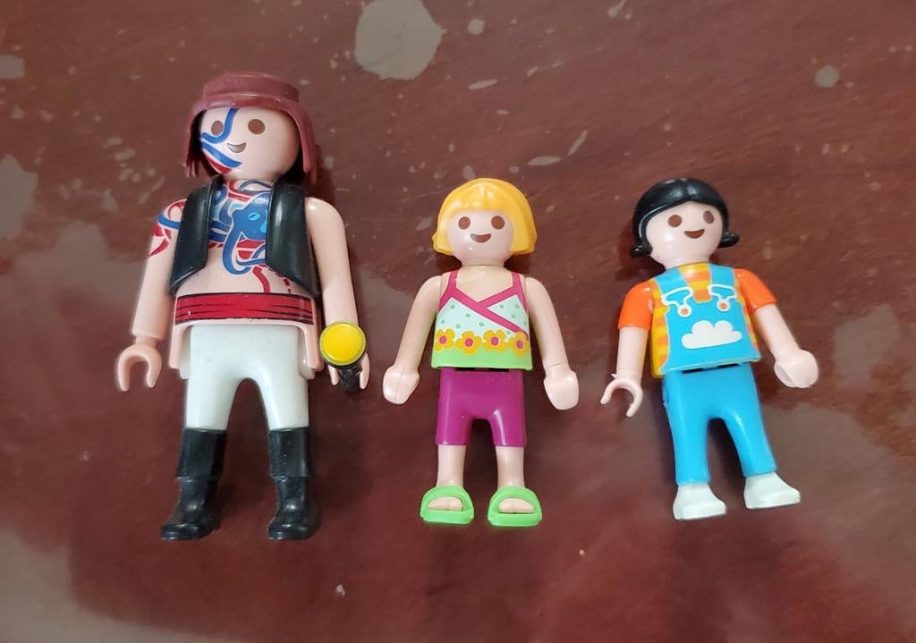 3 playmobil figuren

3 euro voor de 3 samen
af te halen in M, Enlèvement