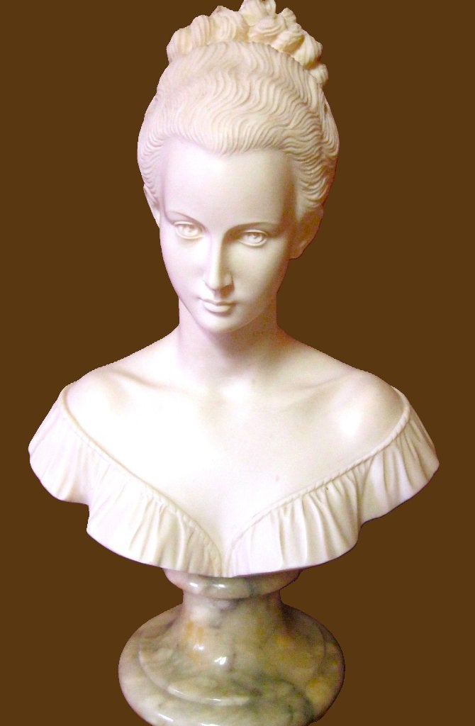 Gesigneerd beeld buste Manon Lescaut op marmer., Enlèvement, Statue
