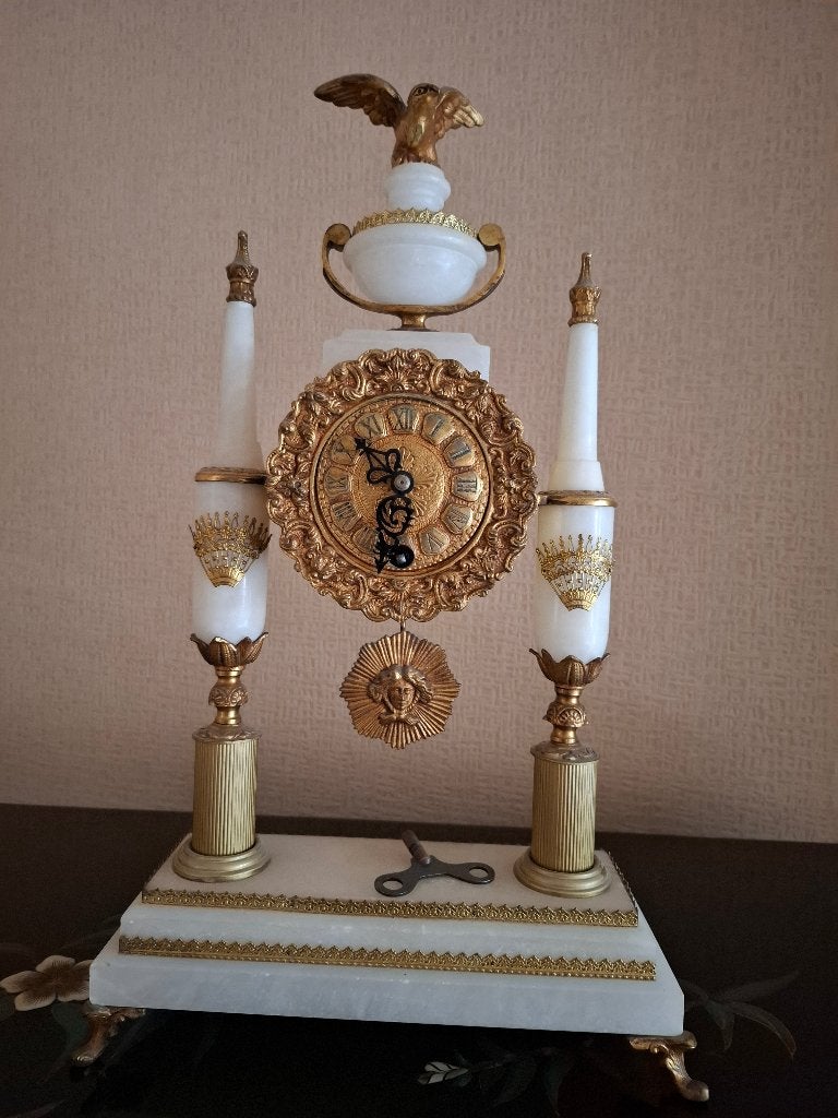 Horloge Louis XVI en bronze en marbre blanc, Maison & Meubles, Enlèvement, Utilisé