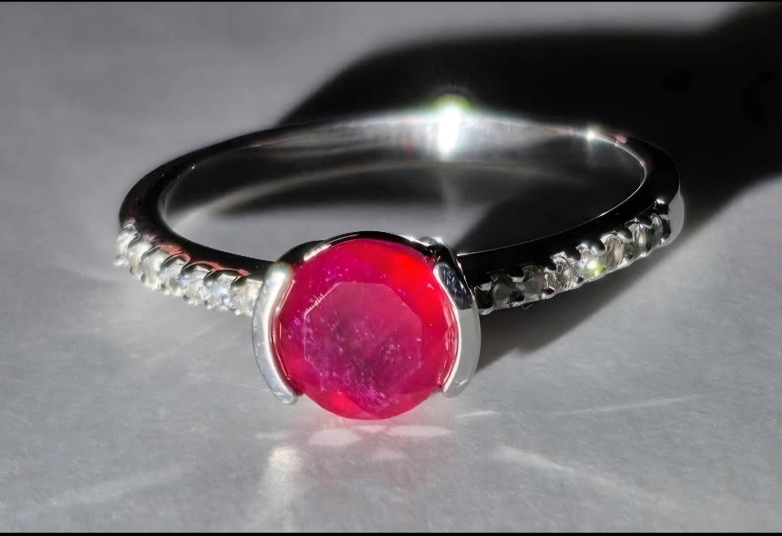 Bague en argent massif avec rubis et certificat, Neuf, Enlèvement, Argent, Argent