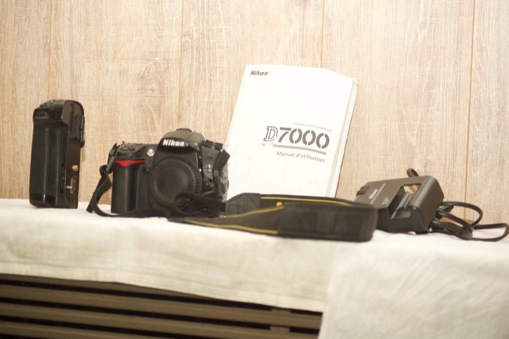 Nikon D7000 – Reflex numérique + poignée grip, TV, Hi-fi & Vidéo, Sans zoom optique, Poignée, Enlèvement ou Envoi, Utilisé