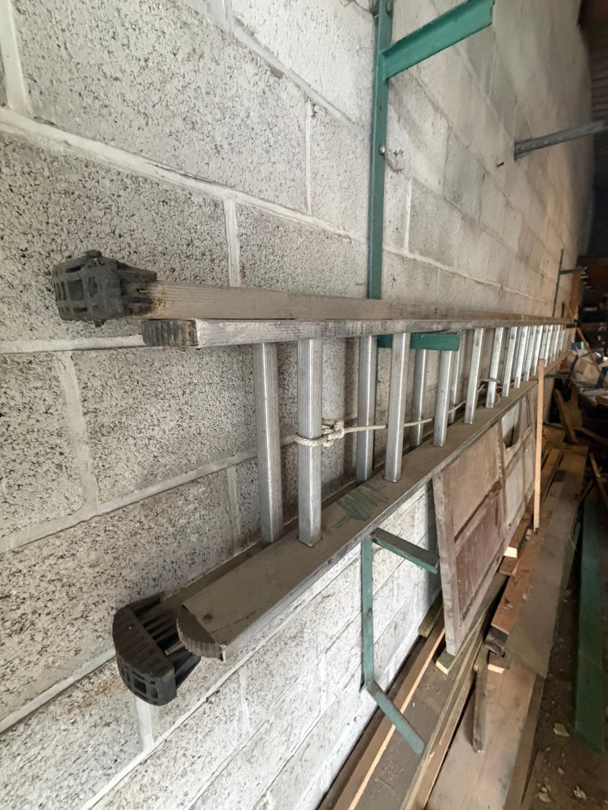 Echelle double a corde a vendre en alu  ( +- 9-10m ), Bricolage & Construction, Enlèvement, Utilisé