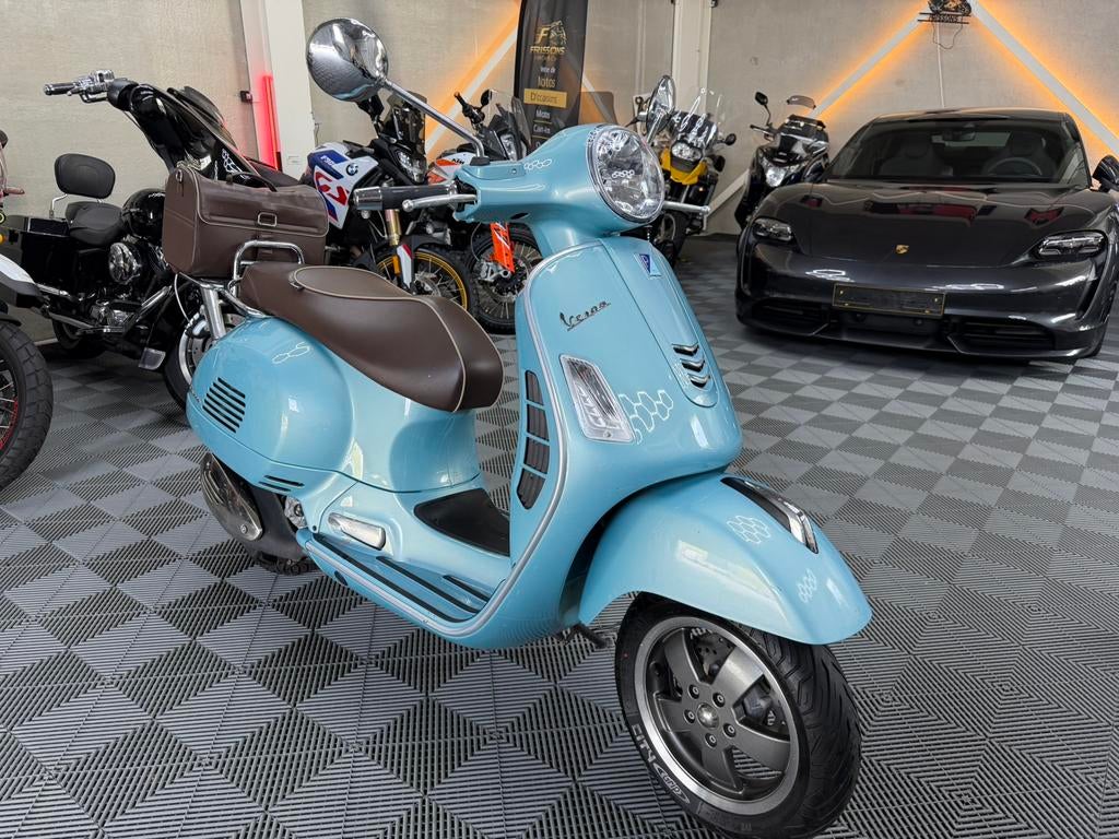 VESPA GTS 300 * GARANTIE * SPECIALE EDITIE, Fietsen en Brommers, Scooters | Vespa, Ophalen, 300 cc, Zo goed als nieuw, W