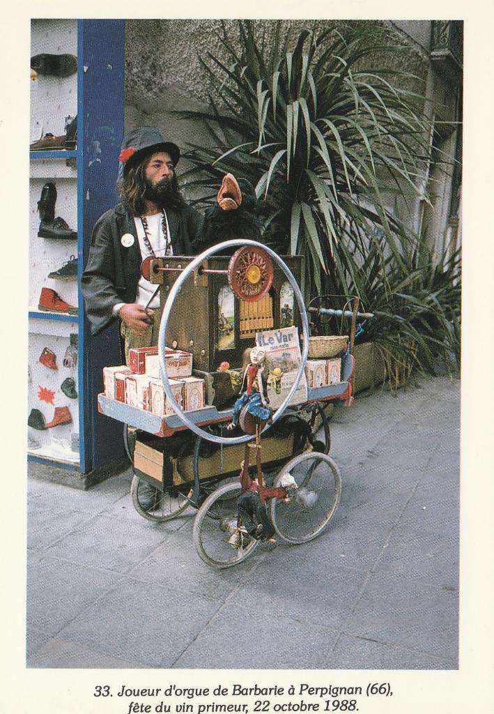 FOLKLORE -  Orgelspeler in Perpignan, Verzamelen, Postkaarten | Themakaarten, Verzenden, 1980 tot heden, Ongelopen, Muziek