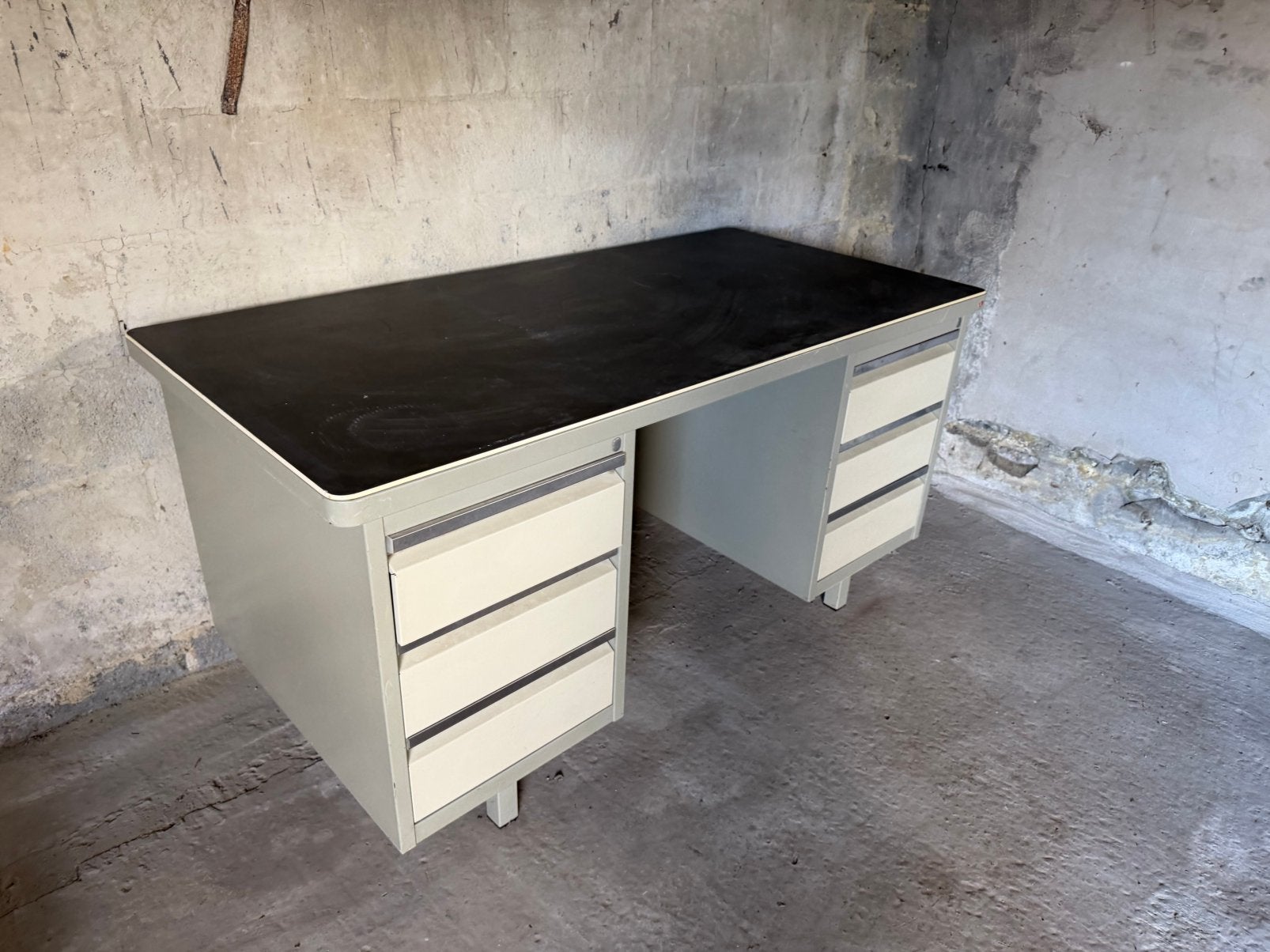 Metalen bureau, Ophalen, Zo goed als nieuw