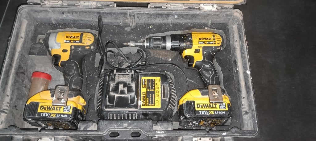 Dewalt combo, Bricolage & Construction, Outillage | Foreuses, Comme neuf, Foreuse et Perceuse, 600 watts ou plus, Mécanisme de percussion