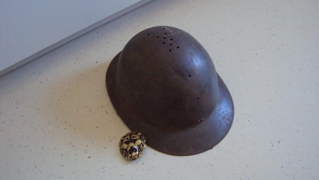 Reproduction du casque et de l'insigne ABBL du lot WW2, Collections, Enlèvement ou Envoi