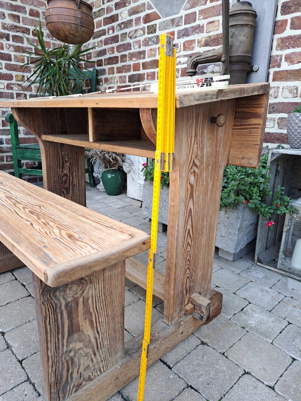 Banc d'école à l'ancienne, Enlèvement