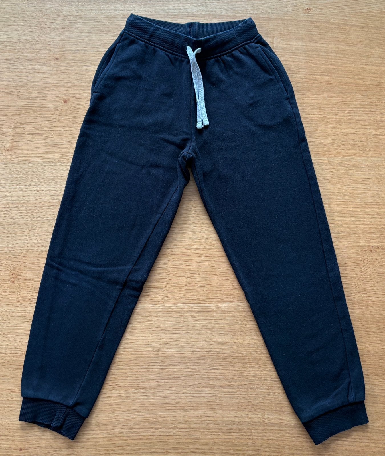 Pantalon de training / jogging noir KIABI - 10 ans - 4€, Enlèvement ou Envoi, Comme neuf, Garçon, Vêtements de sport ou Maillots de bain