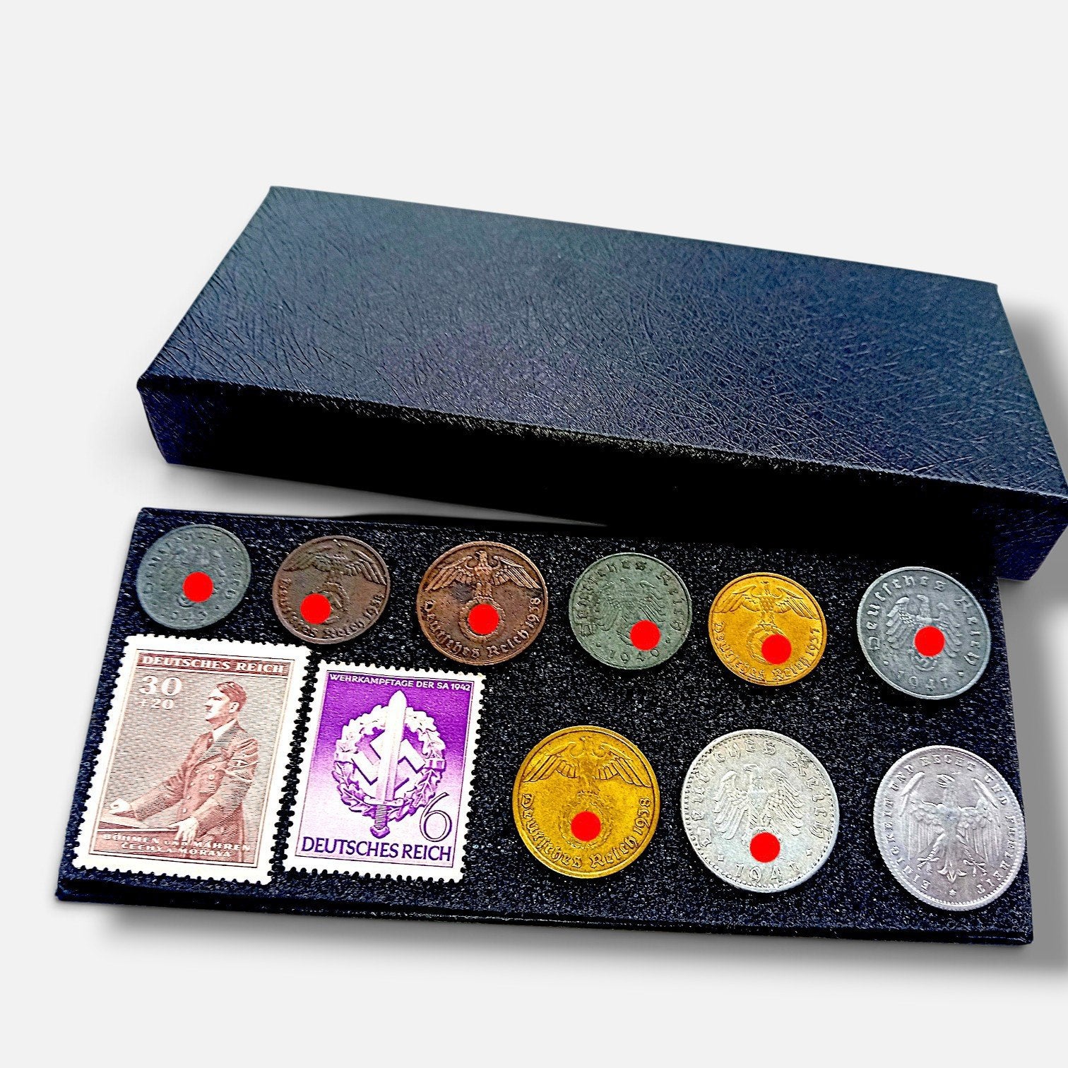 Set Reichspfennig WW2 - 9 pièces et 2 timbres dans une boîte, Timbres & Monnaies, Enlèvement ou Envoi, Allemagne, Série