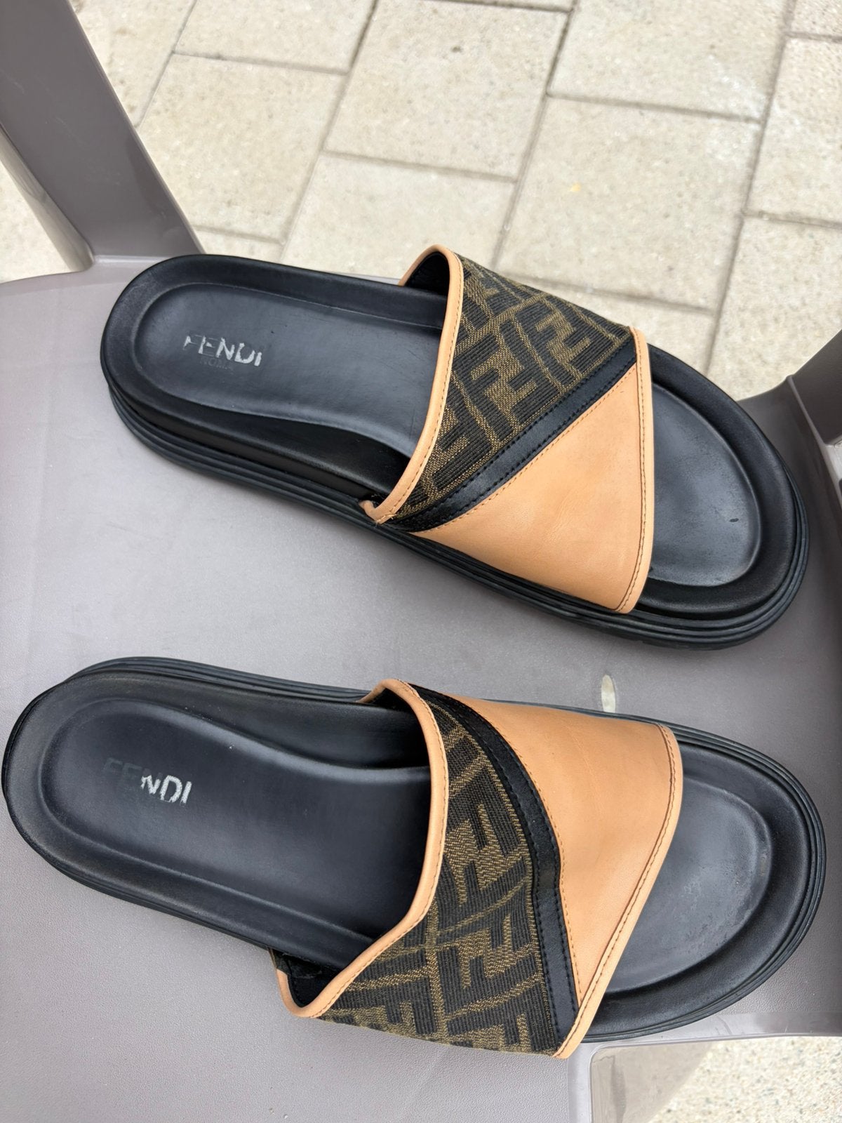Chaussons Fendi taille 43, Animaux & Accessoires, Enlèvement ou Envoi, Comme neuf