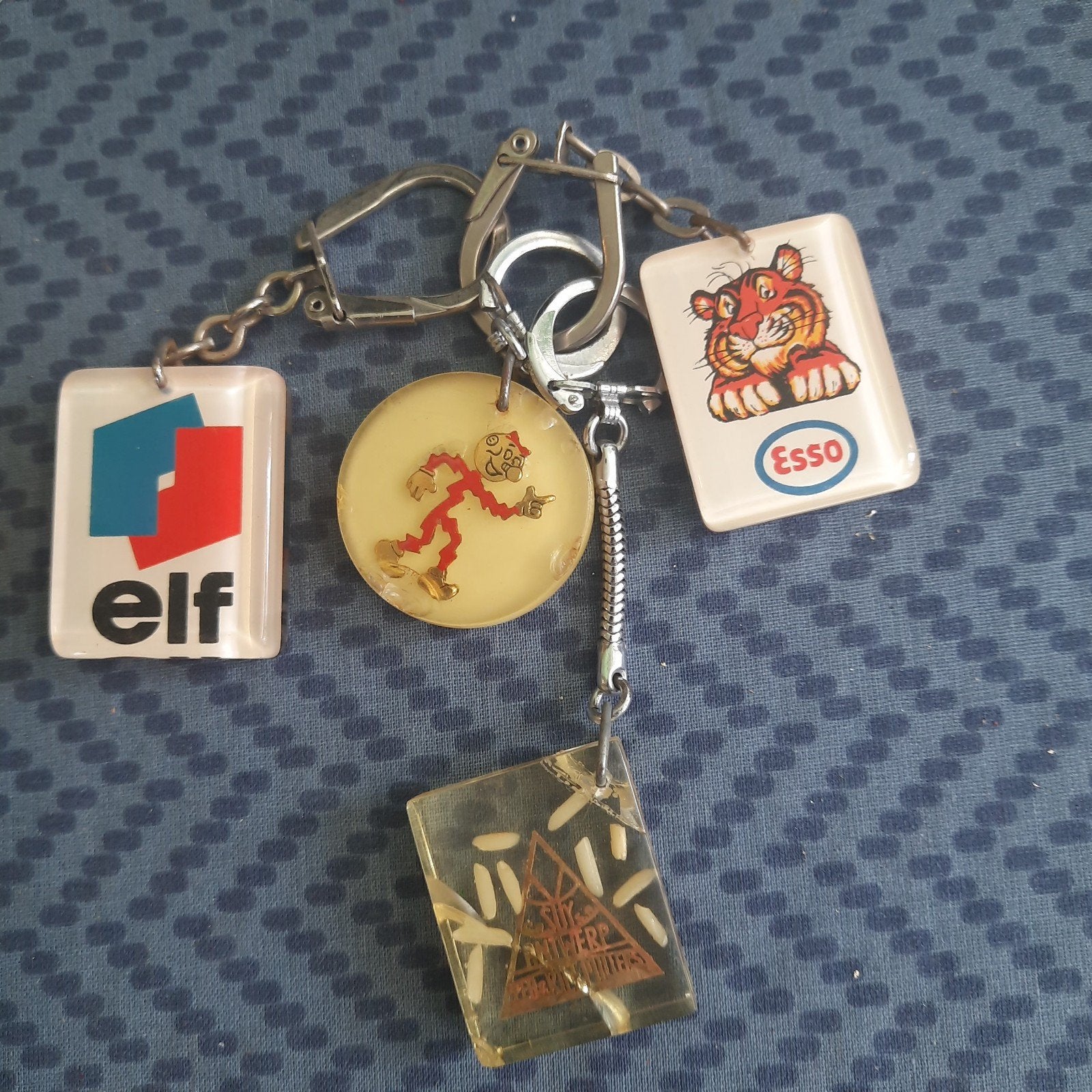 4 mooie VINTAGE sleutelhangers: ESSO, ELF, REDDY KILOWATT,.., Verzamelen, Ophalen, Zo goed als nieuw, Merk