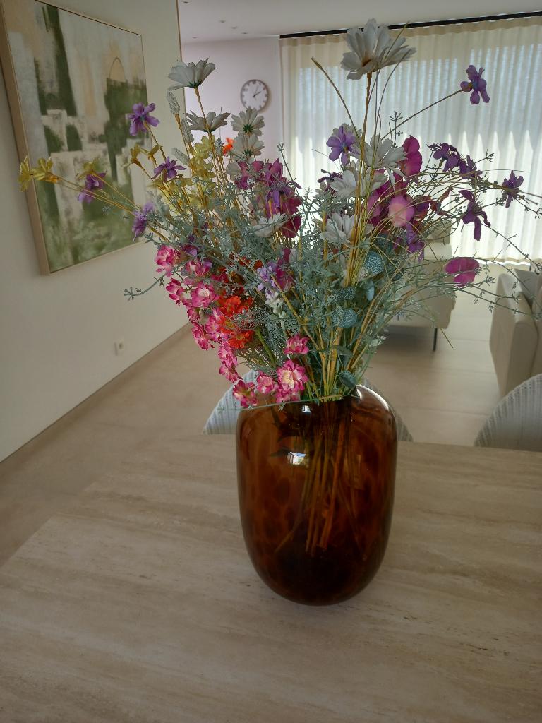 Vaas met bloemen, Huis en Inrichting, 50 tot 75 cm, Zwart, Ophalen of Verzenden, Glas