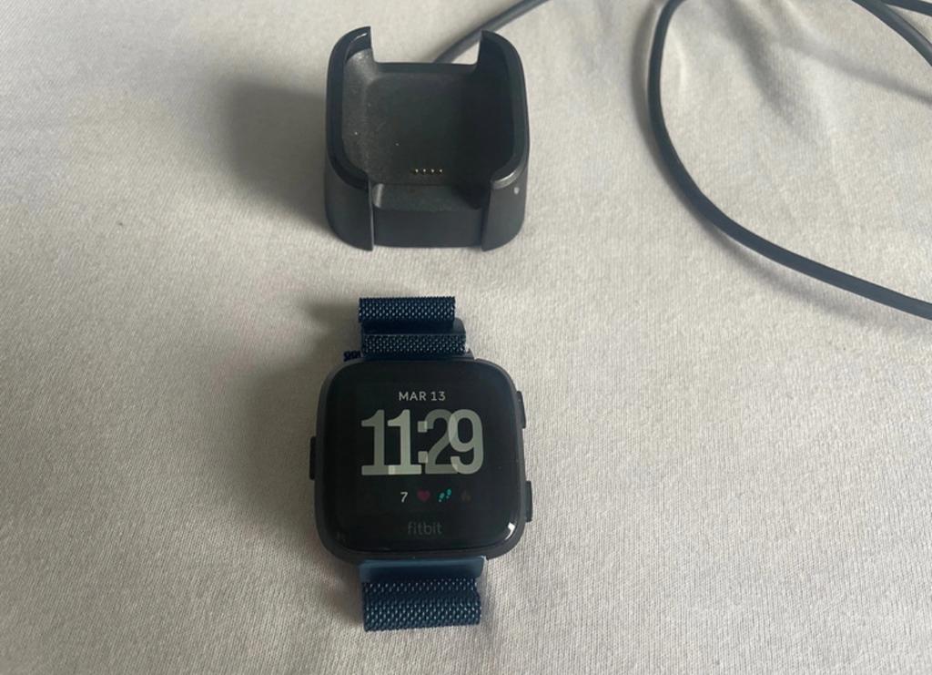 Fitbit Versa 1 - Blauw Metalen Bandje + Oplader inbegrepen, Handtassen en Accessoires, Sporthorloges, Blauw, IOS, Ophalen of Verzenden