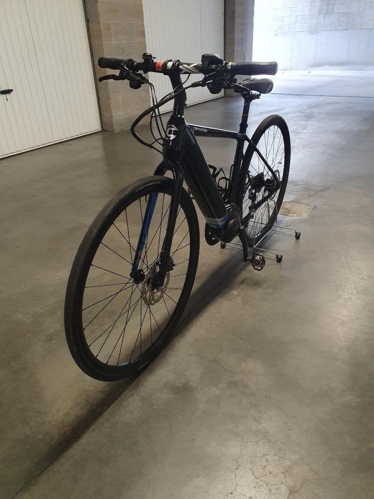 Vélo de course électrique noir Cannondale pour femme, Autres marques, 47 à 51 cm, 50 km par batterie ou plus, Comme neuf