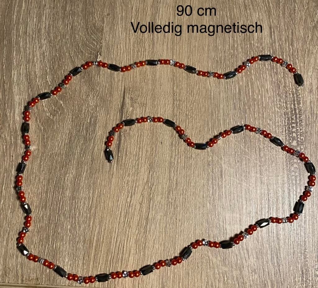 🔥 Mooie, rode ketting -90 cm -volledig magnetisch - Senegal, Bijoux, Sacs & Beauté, Colliers, Enlèvement ou Envoi, Comme neuf