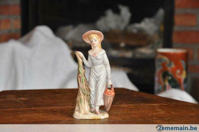statue en biscuit avec panier de fruit