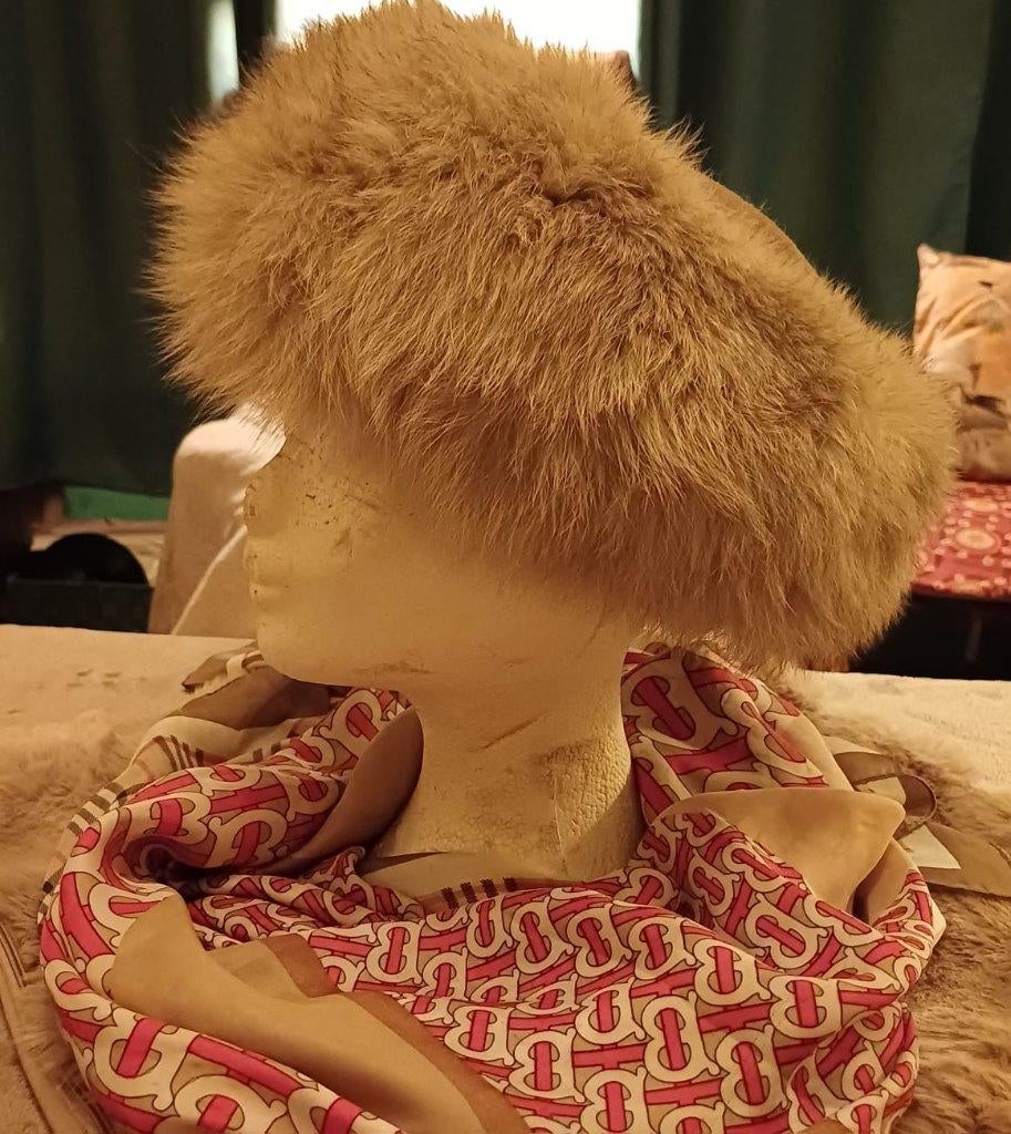 Bonnet beige fourrure et daim, Enlèvement, Comme neuf, Bonnet