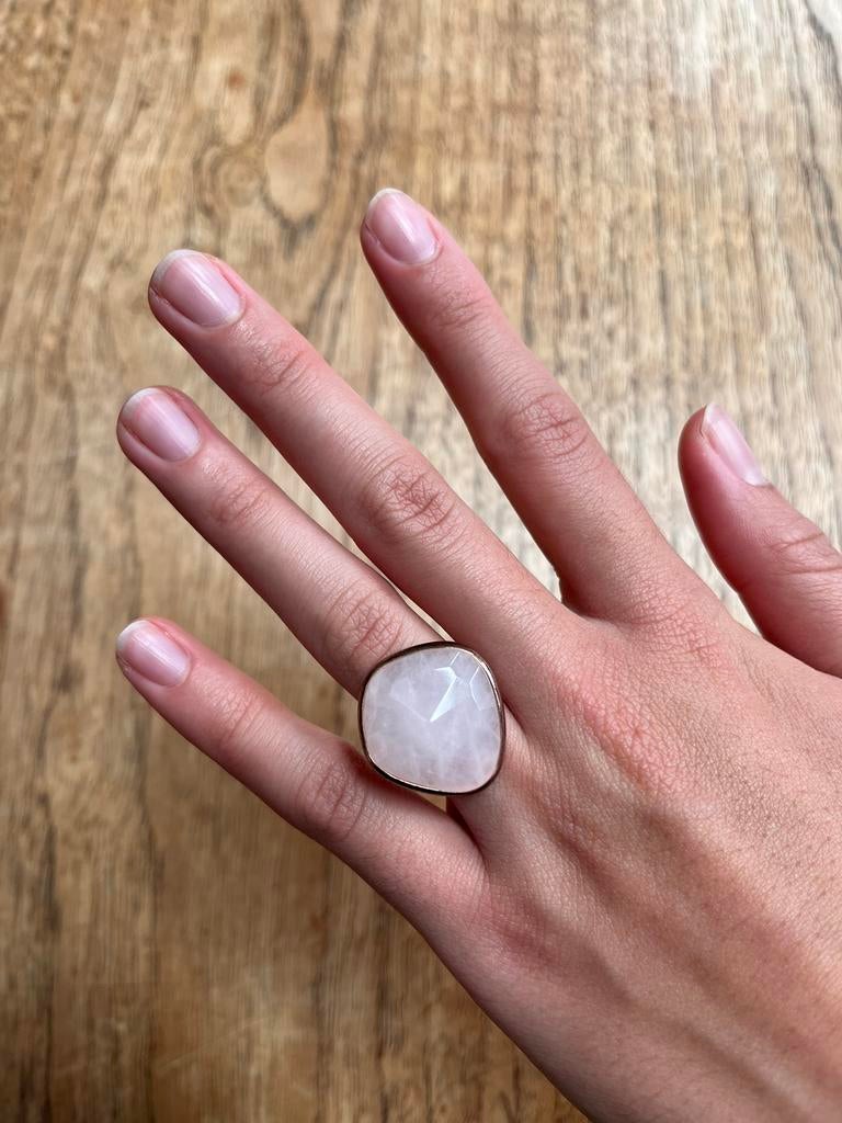 Ring Artelioni roze, Bijoux, Sacs & Beauté, Bagues, Rose, 18 à 19, Comme neuf, Enlèvement