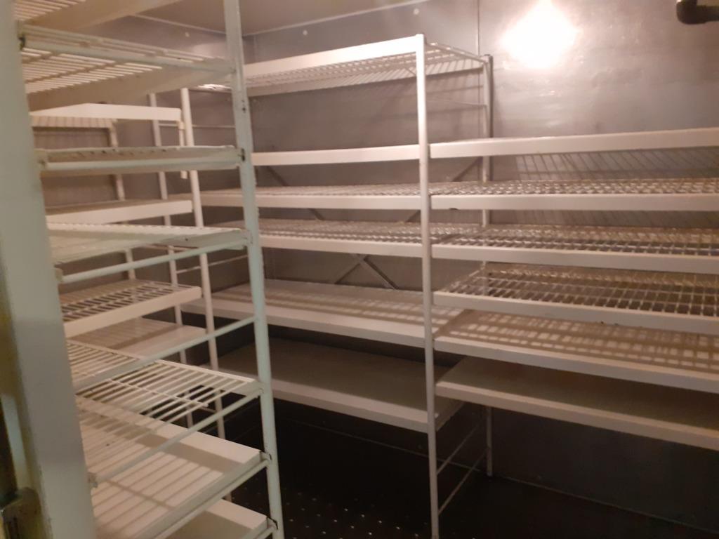 CHAMBRE FROIDE POSITIVE + RAYONNAGES SPACIEUX, Enlèvement, Utilisé, Boulangerie et Boucherie
