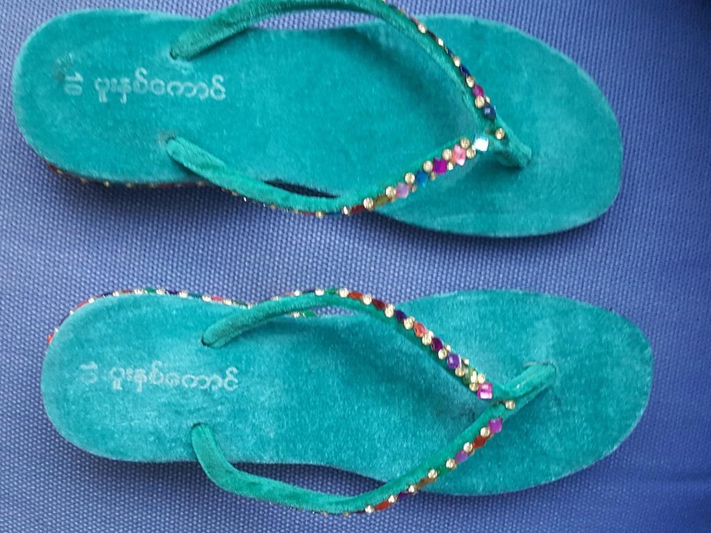 Turkoois fluwelen en strass designer teenslipper 38, Kleding | Dames, Schoenen, Overige typen, Créateur, Nieuw, Ophalen of Verzenden