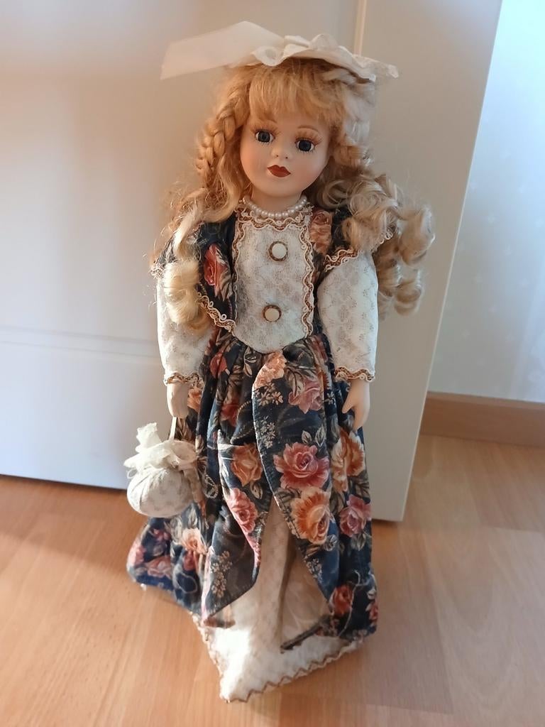 Poupée en porcelaine, Envoi, Comme neuf, Poupée