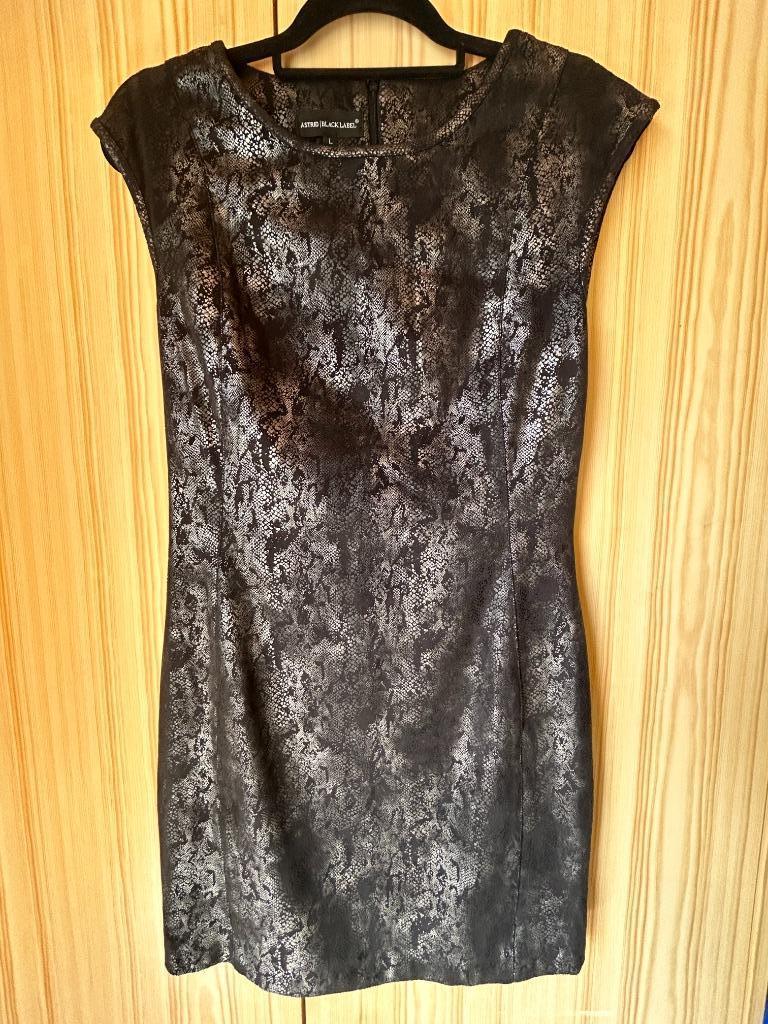 Zwart kleedje Astrid Black Label large, Kleding | Dames, Jurken, Zwart, Maat 42/44 (L), Zo goed als nieuw, Onder de knie