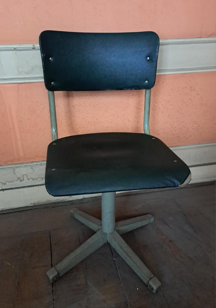 Chaise verte pivotante, Enlèvement