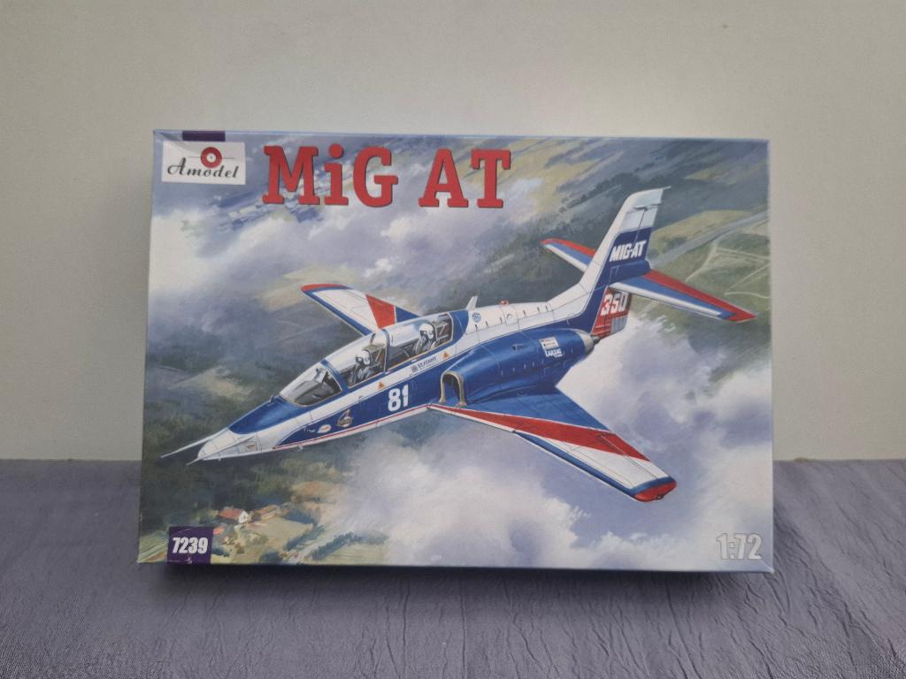 Maquette avion AMODEL MIKOYAN MIG AT BLEU 1/72 7239, Autres marques, Enlèvement ou Envoi, Comme neuf, 1:72 à 1:144