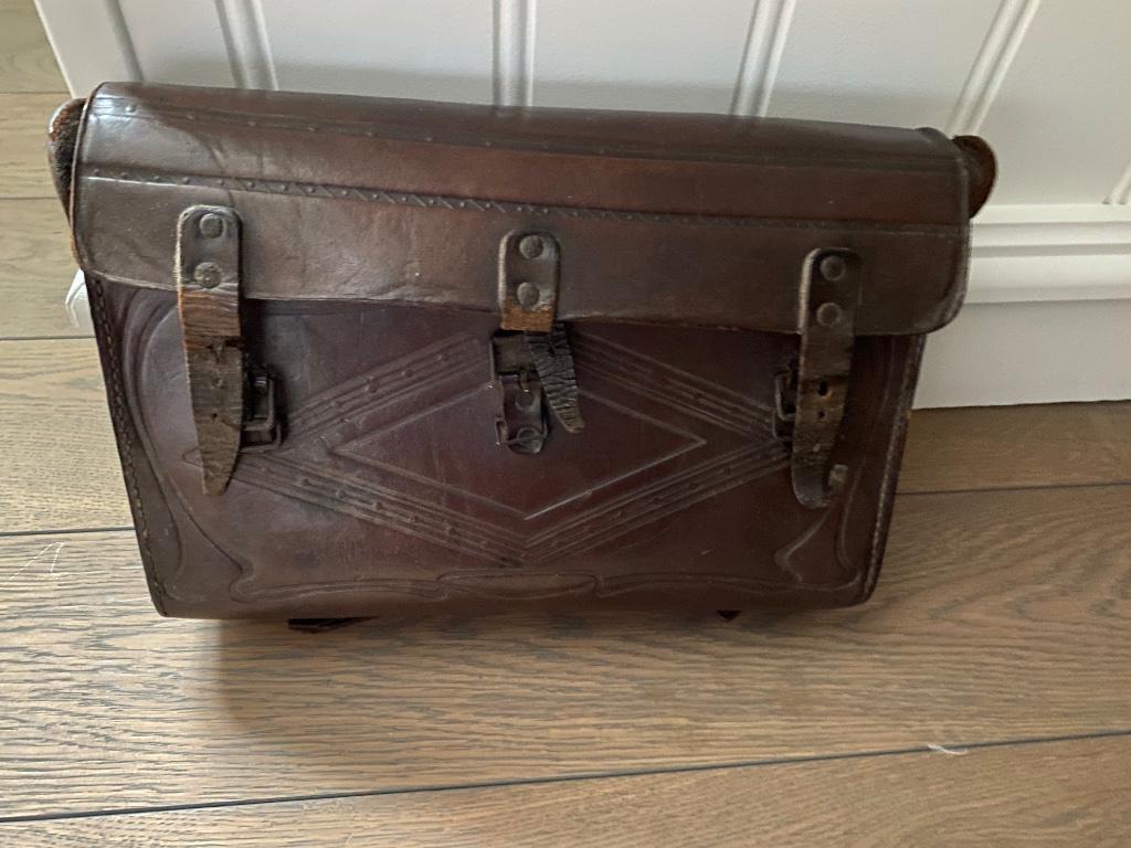Oude leren tas, Ophalen