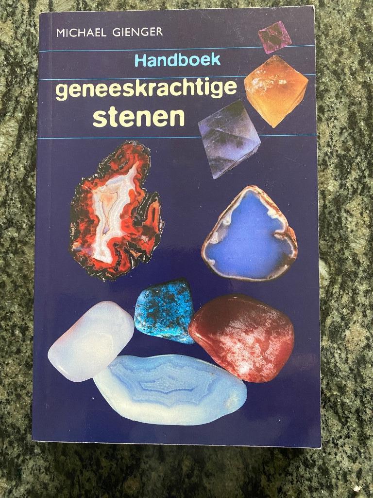 Handboek geneeskrachtige stenen. Michael Gienger., Boeken, Esoterie en Spiritualiteit, Ophalen of Verzenden