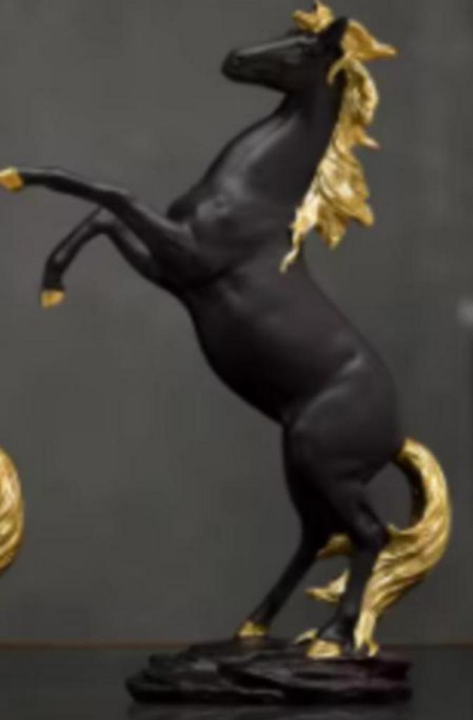 Prachtig beeldje steigerend paard zwart gouden haar (30cm)