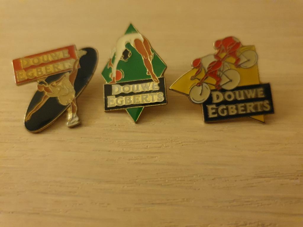 3 vintage Douwe Egberts speldjes uit de jaren 90, Verzamelen, Ophalen of Verzenden, Nieuw, Merk, Speldje of Pin