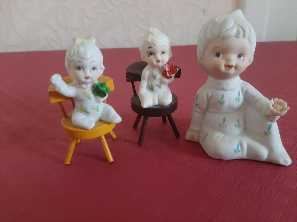 3 schattige Vintage beeldjes – kindjes op stoeltjes, Verzamelen, Ophalen of Verzenden, Zo goed als nieuw