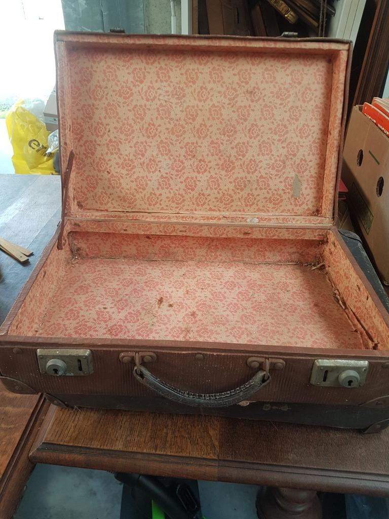 Ancienne valise de voyage, Enlèvement