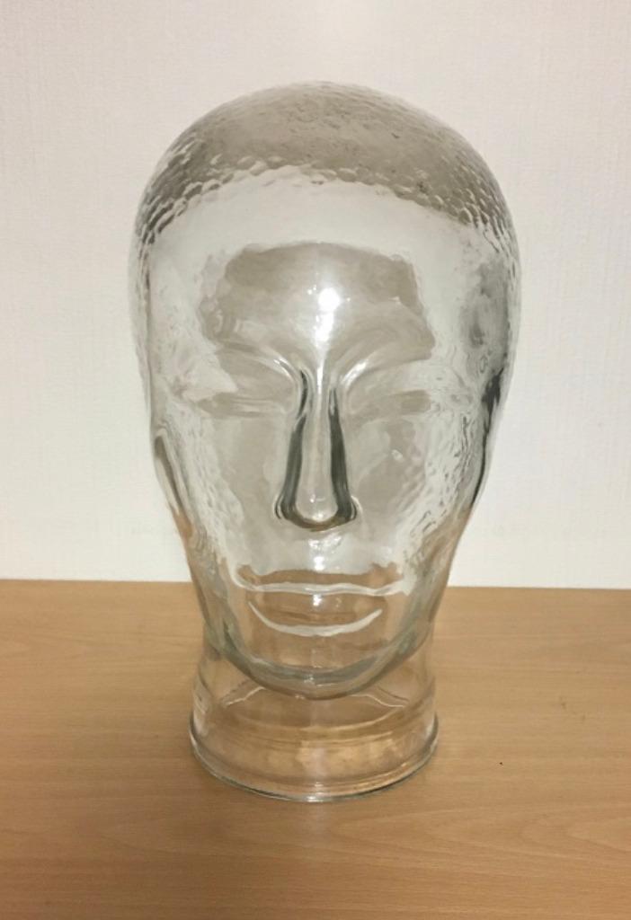 Retro glazen mannequin hoofd, Enlèvement
