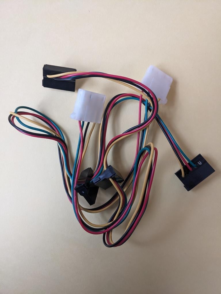 Câble adaptateur molex 4pins | SATA - X2 - occasion., Informatique & Logiciels, Ordinateurs de bureau, Enlèvement ou Envoi, Utilisé