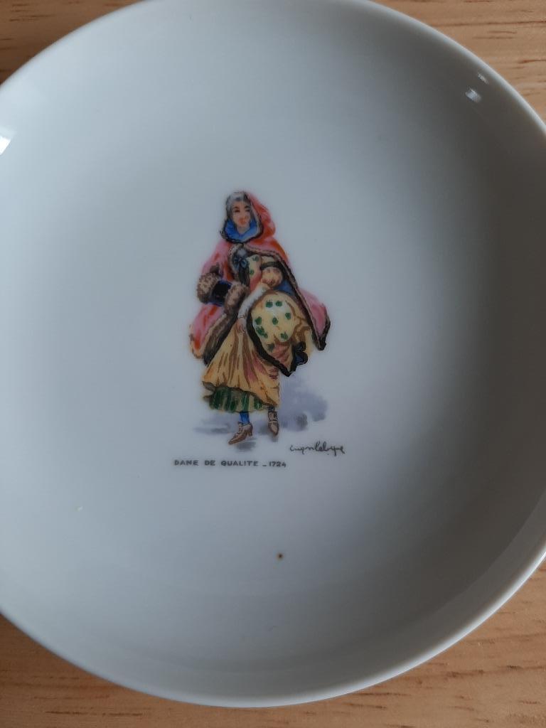 6 soucoupes avec personnages historiques, Antiquités & Art, Enlèvement ou Envoi