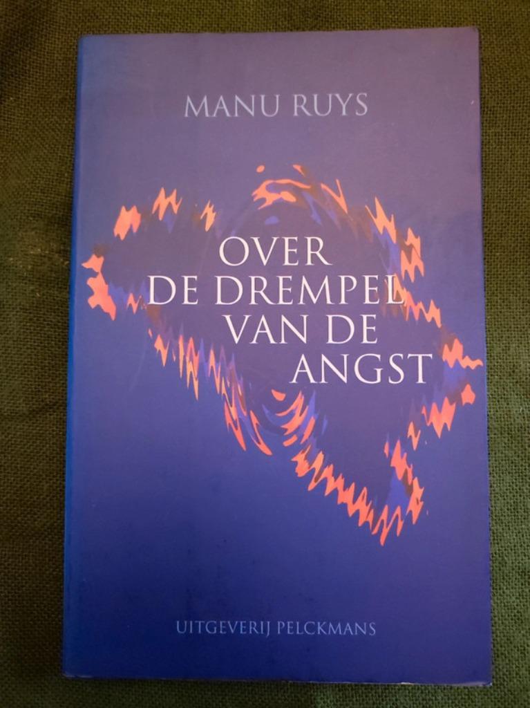 Manu Ruys - Over de drempel van de angst (2de druk), Ophalen of Verzenden, Gelezen, Politiek en Staatkunde