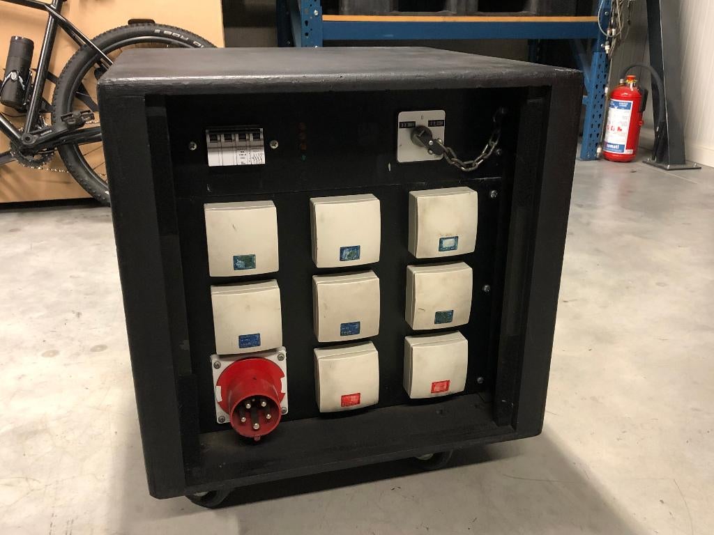 Krachtstroomverdeler in flightcase op wielen, Audio, Tv en Foto, Luidsprekerboxen, Ophalen, Gebruikt