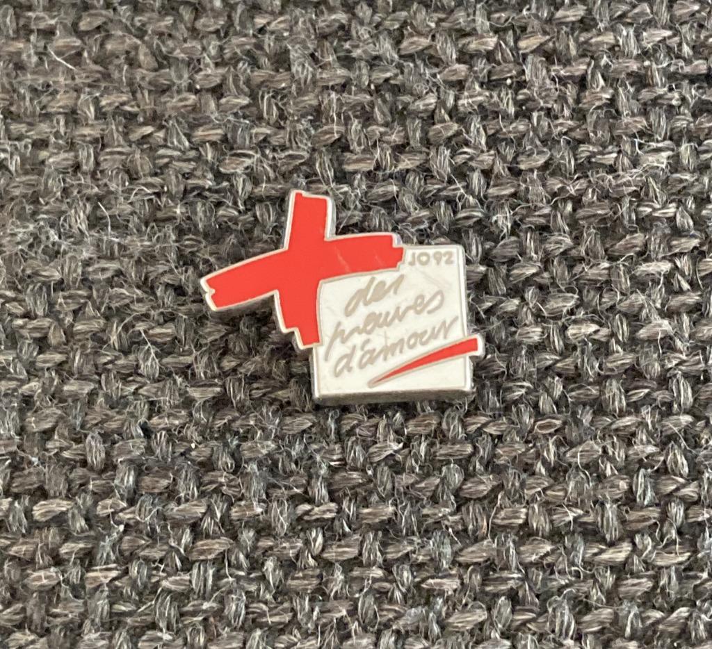 PIN - DES PREUVES D'AMOUR - CROIX ROUGE - RODE KRUIS, Collections, Envoi, Utilisé, Autres sujets/thèmes, Insigne ou Pin's